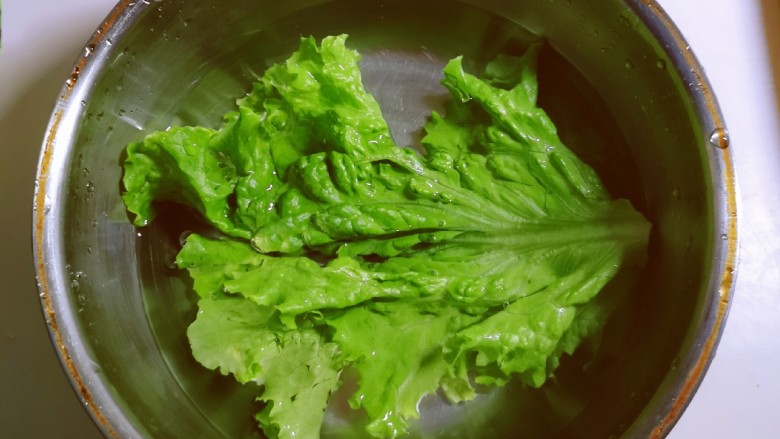 孜然金针菇,<a style='color:red;display:inline-block;' href='/shicai/ 92833'>生菜叶</a>清洗干净,沥干水分。