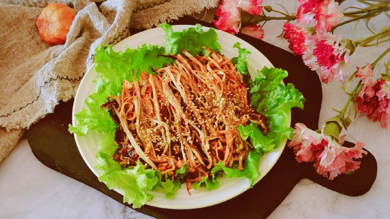 孜然金针菇,再次撒上孜然粉,即食。