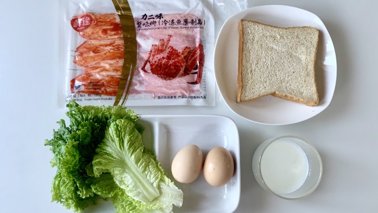 蟹柳滑蛋吐司卷,准备好食材,<a style='color:red;display:inline-block;' href='/shicai/ 121'>生菜</a>洗净甩干水分备用。