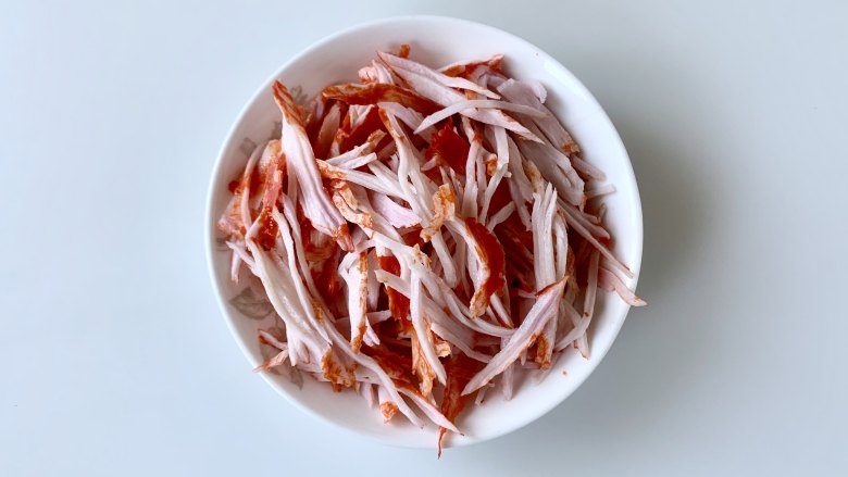 蟹柳滑蛋吐司卷,<a style='color:red;display:inline-block;' href='/shicai/ 1630'>蟹柳</a>解冻后,撕成丝。