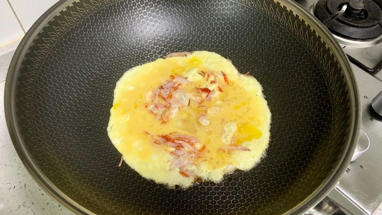 蟹柳滑蛋吐司卷,倒入鸡蛋液,,加热至蛋液凝固。