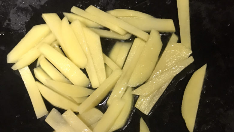腊肉土豆片,锅里热油,放入土豆翻炒一分钟