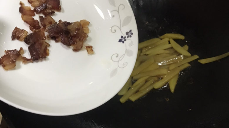 腊肉土豆片,倒入腊肉