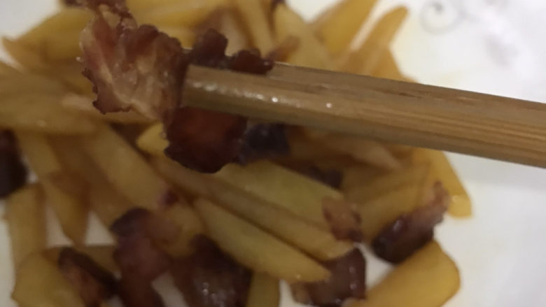 腊肉土豆片,夹起一片腊肉,肥瘦适中,好吃~