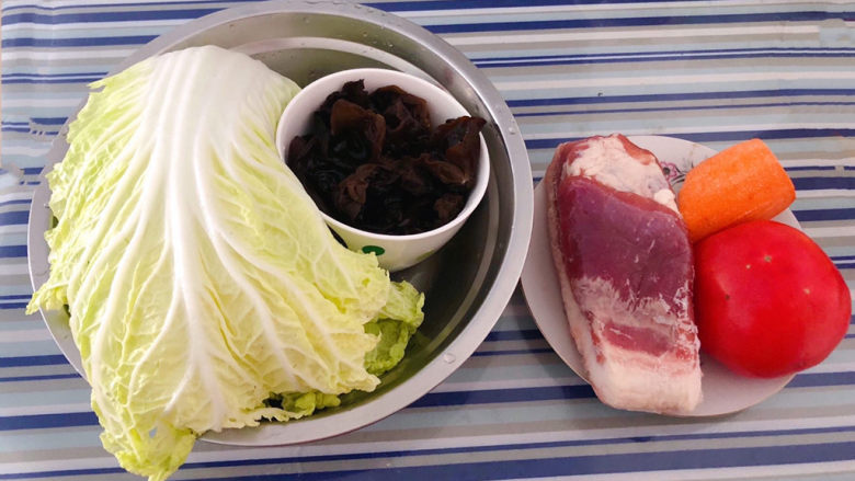 白菜炒肉片,准备原材料<a style='color:red;display:inline-block;' href='/shicai/ 428'>五花肉</a>、<a style='color:red;display:inline-block;' href='/shicai/ 114'>白菜</a>、<a style='color:red;display:inline-block;' href='/shicai/ 3551'>西红柿</a>、<a style='color:red;display:inline-block;' href='/shicai/ 233'>木耳</a>、<a style='color:red;display:inline-block;' href='/shicai/ 25'>胡萝卜</a>