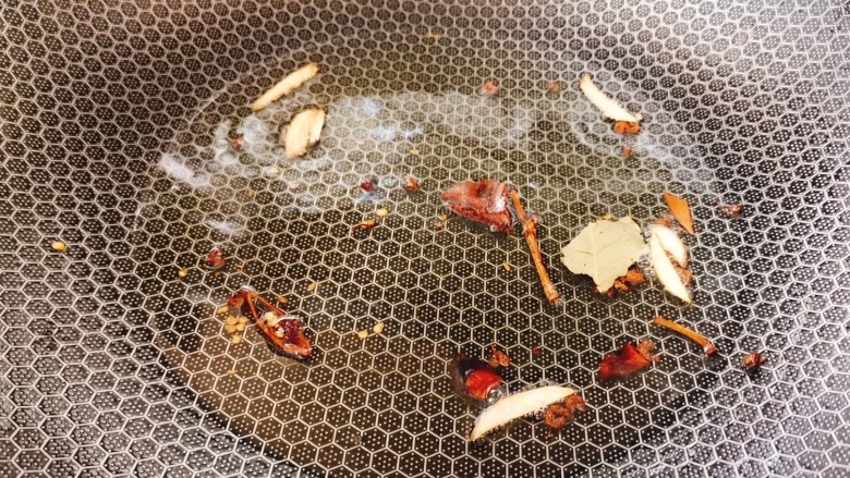 腊肉土豆片,起锅烧热加适量食用油,加适量八角黄金香叶爆香