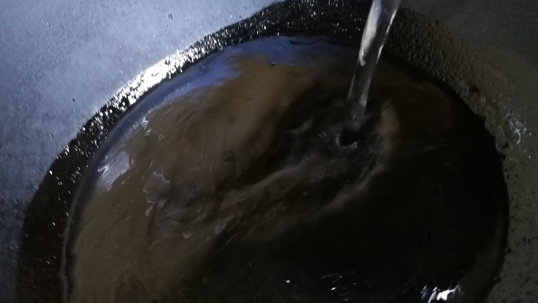 西红柿面疙瘩,放入适量开水,文火煮开。
