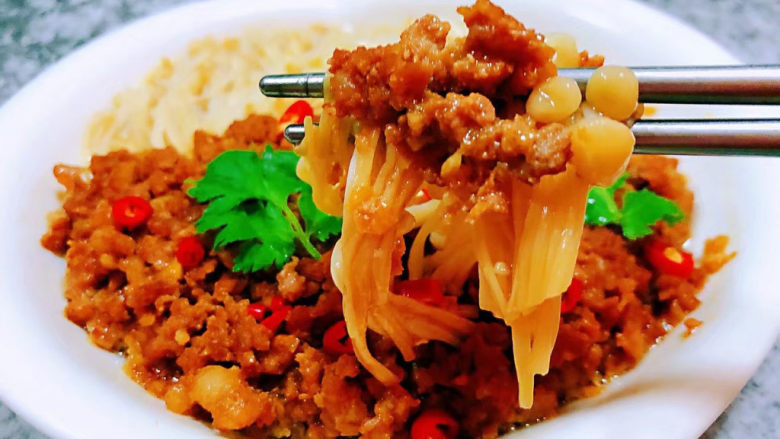 蚝油金针菇,金针菇入口鲜嫩混搭着肉馅的香浓真是唇齿留香回味无穷