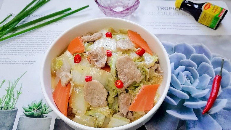 白菜炒肉片,拍上成品图,一道清爽又美味的白菜炒肉片就完成了。