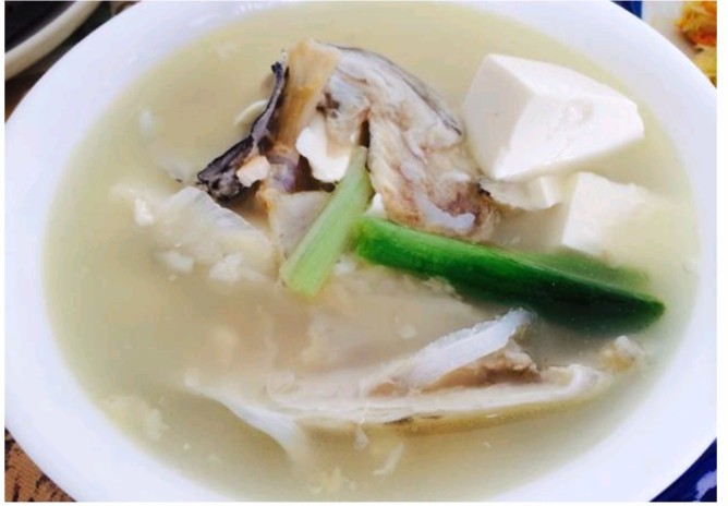 豆腐鱼头汤,最后加些盐,可以吃咯! ̄  ̄)σ