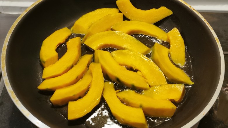蛋黄南瓜,起油锅放入食用油,油热后放入南瓜片。