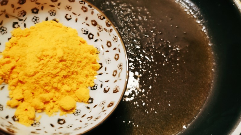 蛋黄南瓜,锅中留下一汤匙食用油,放入蛋黄粉。
