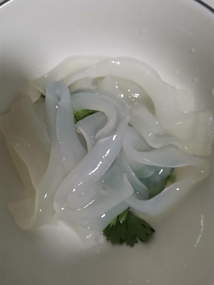 酸辣粉皮,碗中放粉皮香菜