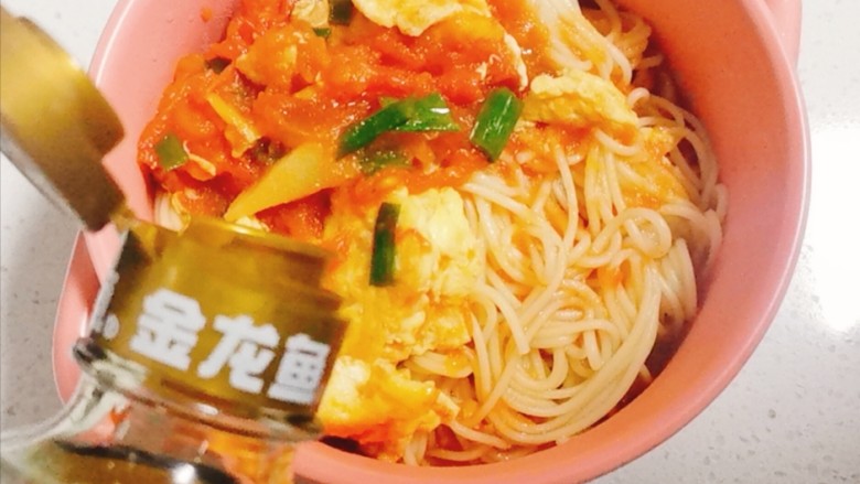 西红柿鸡蛋拌面,将炒好的西红柿鸡蛋加入面条碗中,加适量的<a style='color:red;display:inline-block;' href='/shicai/ 5506'>麻油</a>即可