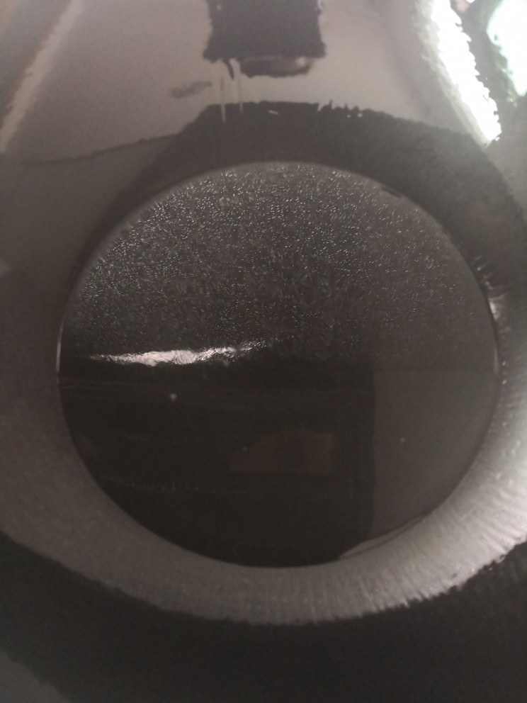 生炒鸡,锅烧热倒入适量的油烧开倒出来进行第一次滑锅,滑锅的目的是下面炒鸡的时候不粘锅底