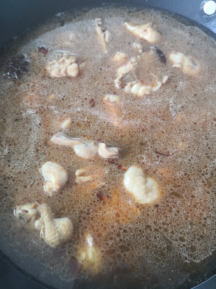 生炒鸡,加入适量清水,没过鸡就行