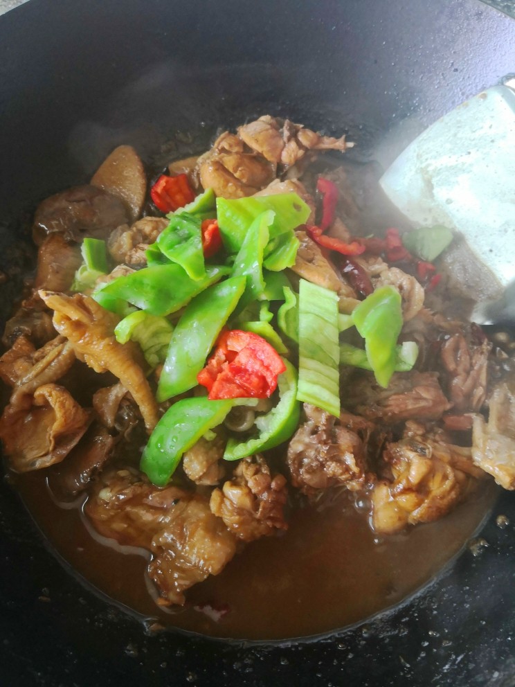 生炒鸡,待汤汁浓稠时,放入青红椒片