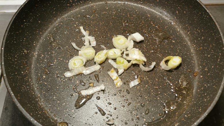 腊肉土豆片,再起油锅,放入半汤匙食用油,放入葱片炒香。