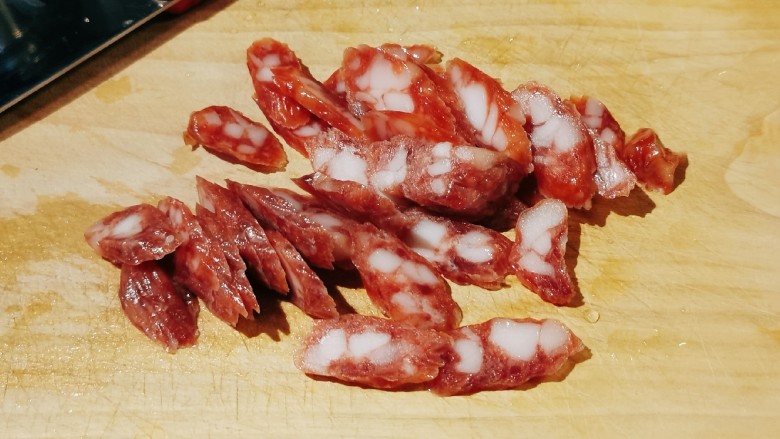 腊肉土豆片,<a style='color:red;display:inline-block;' href='/shicai/ 436'>腊肉</a>切片