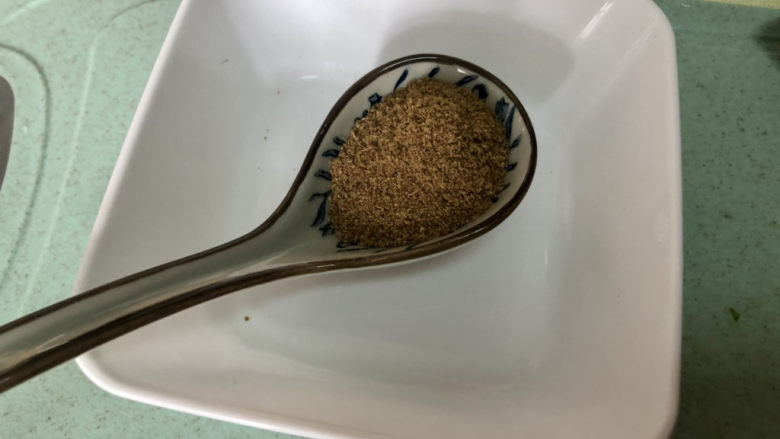 孜然金针菇,准备调味料:一汤匙孜然粉