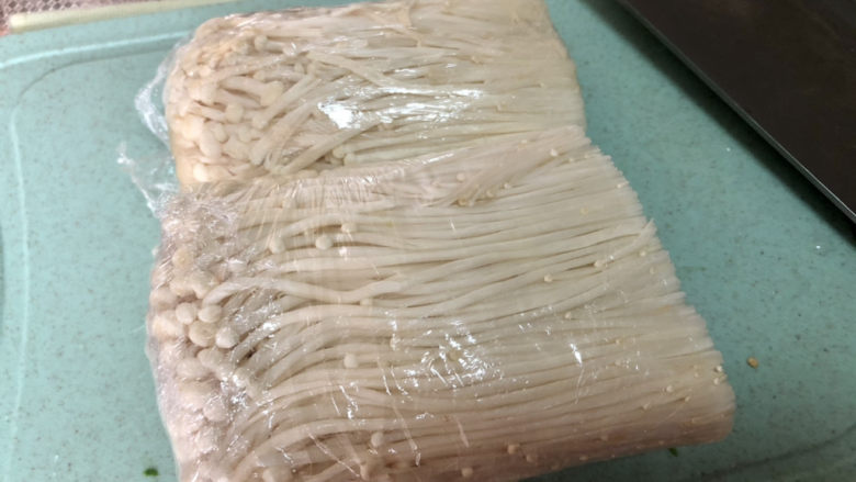 孜然金针菇,金针菇切去尾部,阿晨切的多了,金针菇豆散开了,最好金针菇保留一点根部,让它们连着,这样方便后续操作