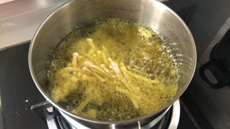 孜然金针菇,油温六成热,下锅,小火炸到金针菇浮起,