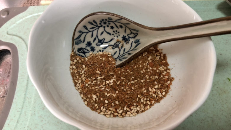 孜然金针菇,搅拌均匀,如果再加点炸蒜蓉就更好了,阿晨偷懒了