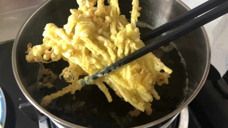 孜然金针菇,可以升高油温复炸十来秒,沥油出锅