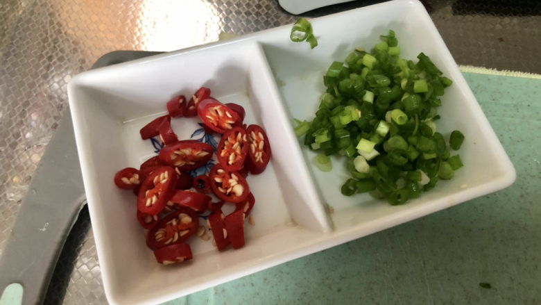 孜然金针菇,小米辣切圈,小葱切末