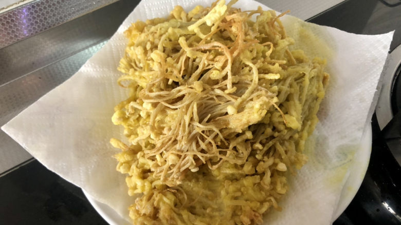 孜然金针菇,垫厨房纸巾吸油,以免太油腻