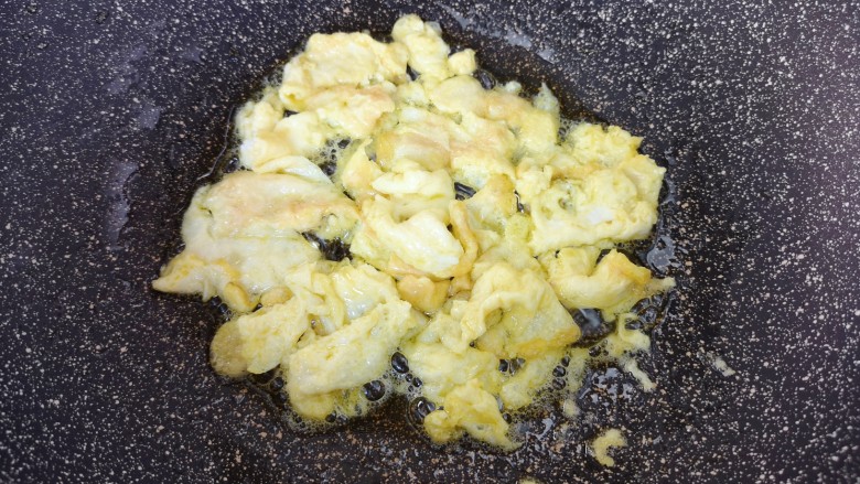 西红柿鸡蛋拌面,炒锅内倒适量的食用油烧热,倒入蛋液快速炒熟,盛出备用。