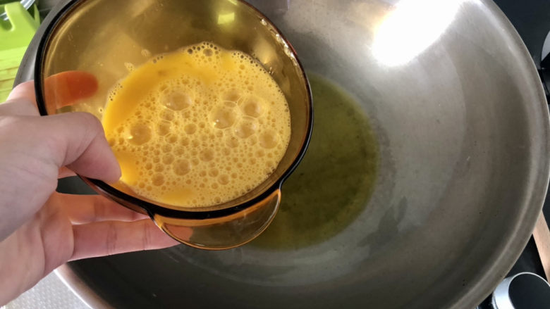 西红柿鸡蛋拌面,热锅加适量食用油,油热,下蛋液,中火炒