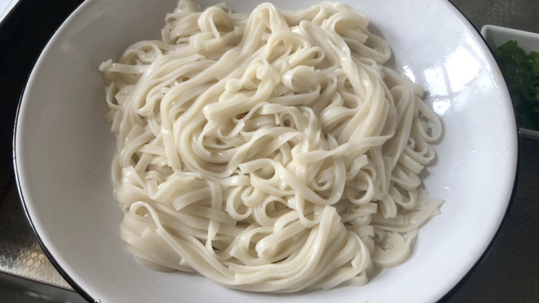 西红柿鸡蛋拌面,面条煮好捞出,天冷吃锅挑,不用过凉水了