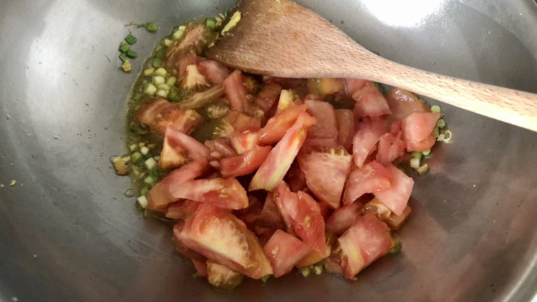 西红柿鸡蛋拌面,下番茄块,中小火翻炒