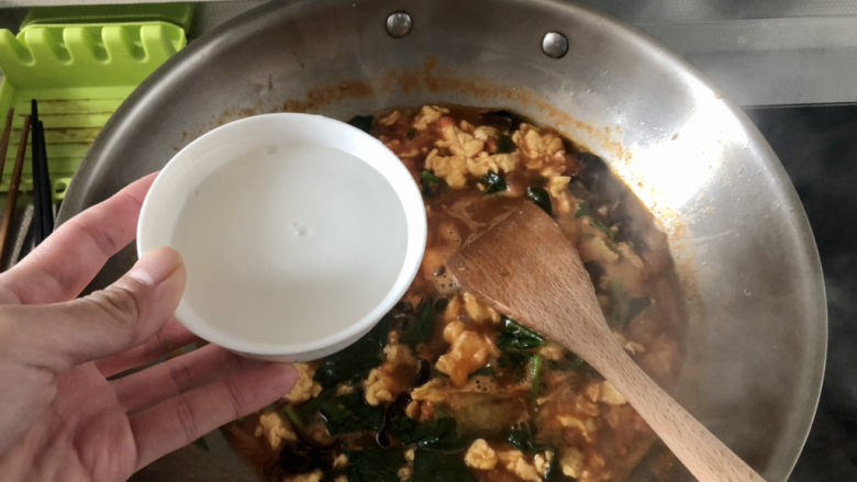 西红柿鸡蛋拌面,浇两汤匙水淀粉,中大火收汁到汤汁浓郁