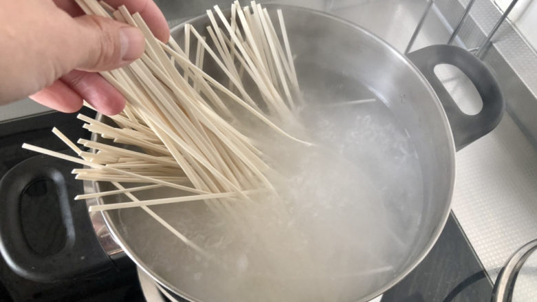 西红柿鸡蛋拌面,提前烧开水,番茄鸡蛋收汁时,水开下面
