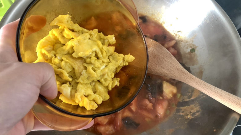 西红柿鸡蛋拌面,下鸡蛋,炒匀