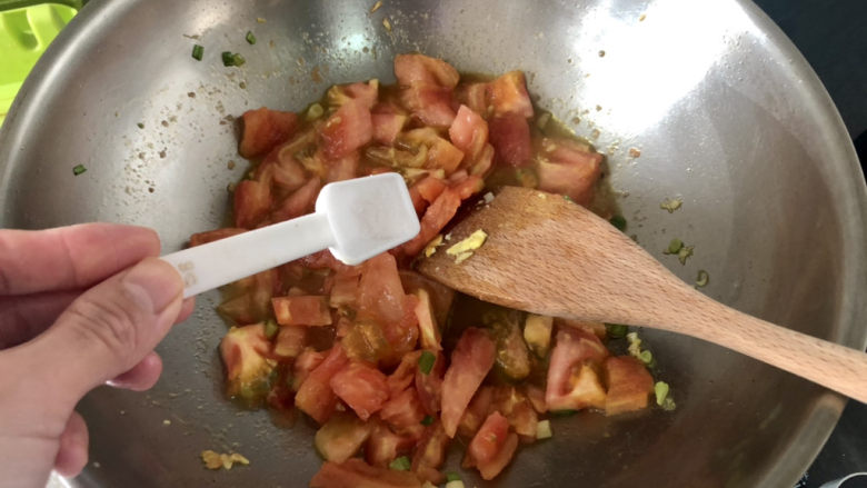 西红柿鸡蛋拌面,可以加少许食盐,可以更快出汁