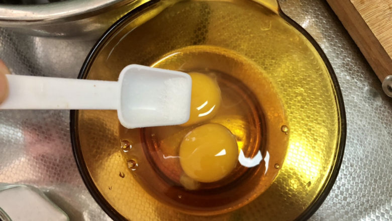 西红柿鸡蛋拌面,鸡蛋打入碗中,加少许食盐