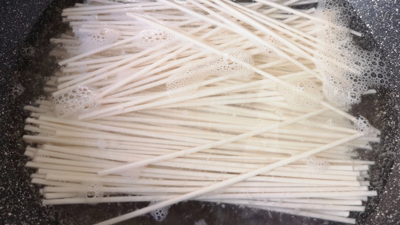 西红柿鸡蛋拌面,水开以后下入挂面,用筷子搅散。