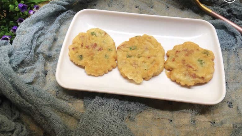 培根鸡蛋饼,开吃,一定要趁热吃,冷了口感就不酥松了。