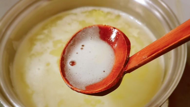 鸡蛋小米粥,水烧开后,撇去浮末。