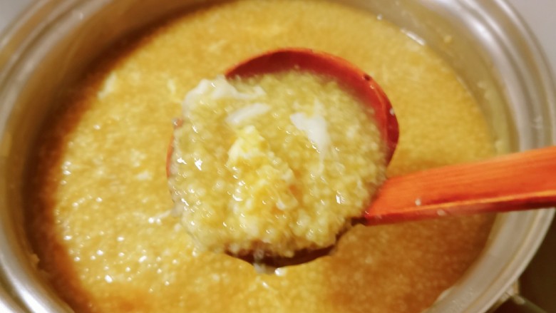 鸡蛋小米粥,看到鸡蛋液慢慢凝固,形成蛋花,关火出锅。