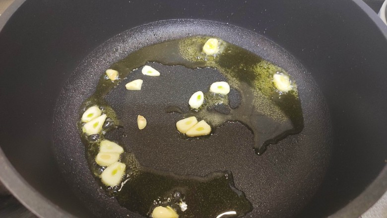 白菜炒肉片,锅中油热,加入蒜炒香
