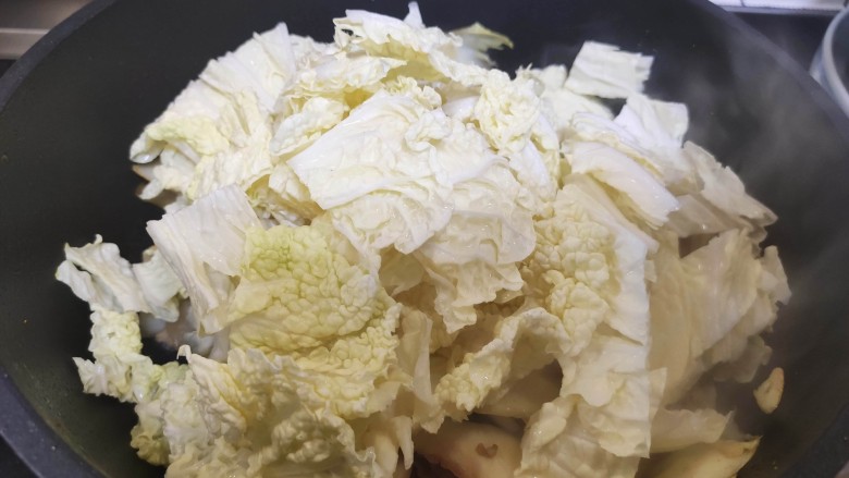 白菜炒肉片,加入白菜叶,炒匀