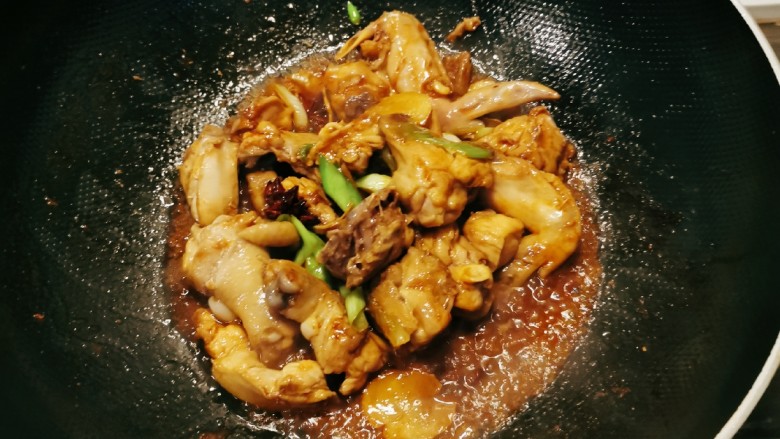 生炒鸡,添加适量清水,以免糊锅底。