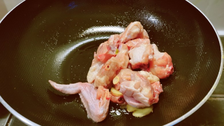 生炒鸡,再起油锅,放入1汤匙食用油,放入鸡块翻炒。