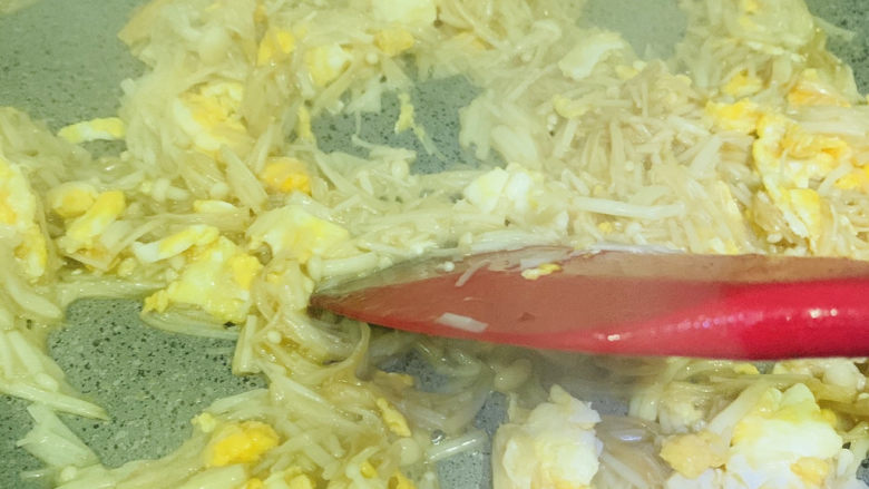 蚝油金针菇,翻炒均匀调料