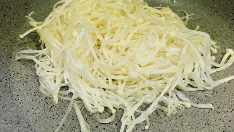 孜然金针菇,金针菇不要切,直接倒入锅中
