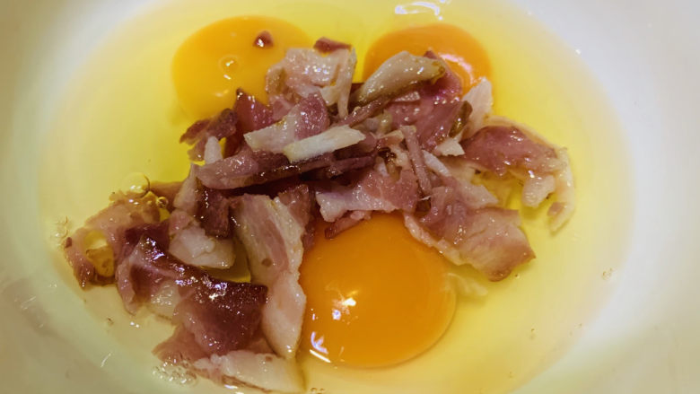 培根鸡蛋饼,并将培根剪碎,加入鸡蛋中